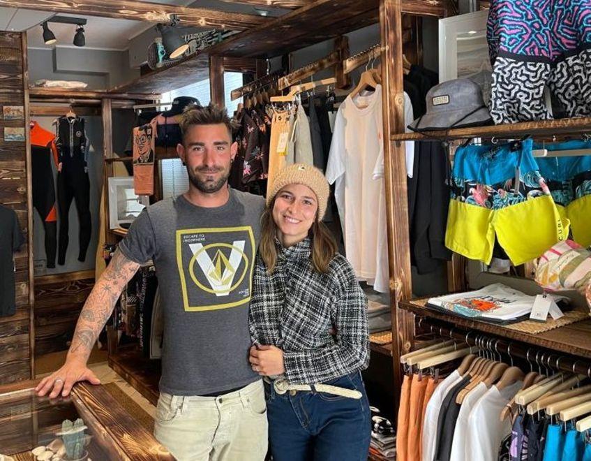 Amore e surf, due giovani sfidano la pandemia con il loro negozio 