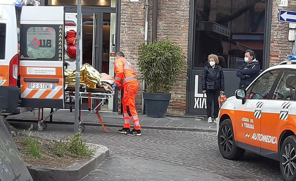 Ferrara. Auto sbuca in piazza Sacrati e travolge due biciclette 