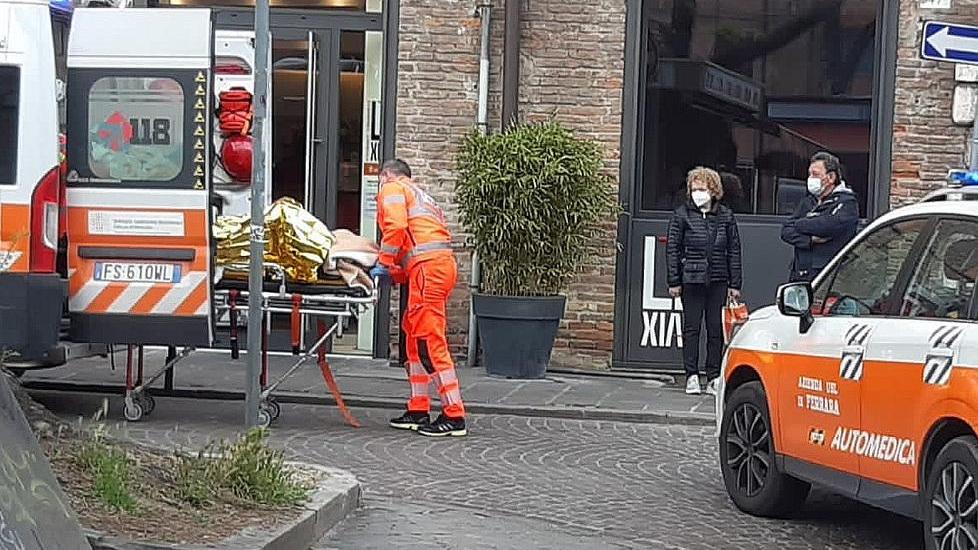 Ferrara. Auto sbuca in piazza Sacrati e travolge due biciclette
