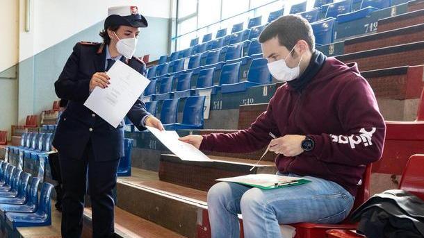 Una fase della consegna delle domande durante la prima prova del concorso per vigili (Foto Nucci)