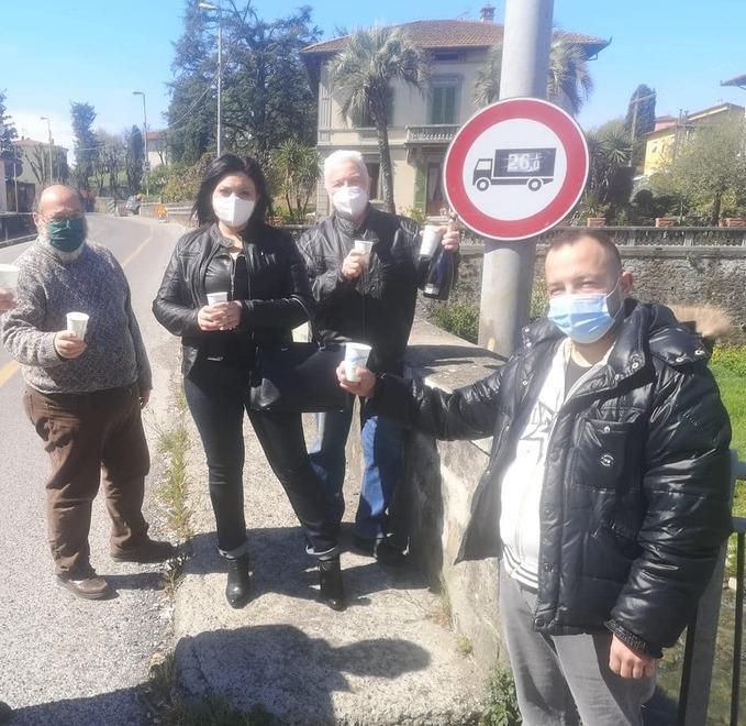 Brindisi al ponte all’Abate a senso unico da un anno 