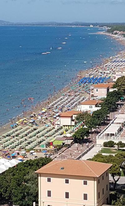 Follonica è seconda tra le ricerche dei turisti su Airbnb «Avanti coi vaccini» 