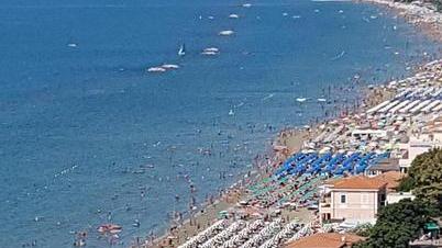 Follonica è seconda tra le ricerche dei turisti su Airbnb «Avanti coi vaccini»