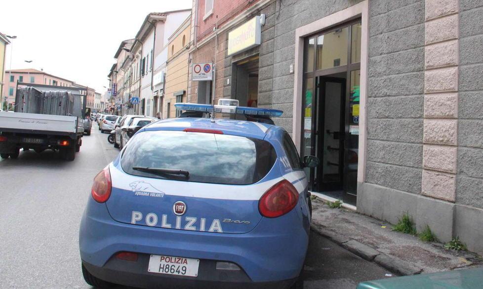 Aggredisce l’ex moglie davanti alla figlia «Danni all’auto, poi mi ha spinta a terra» 