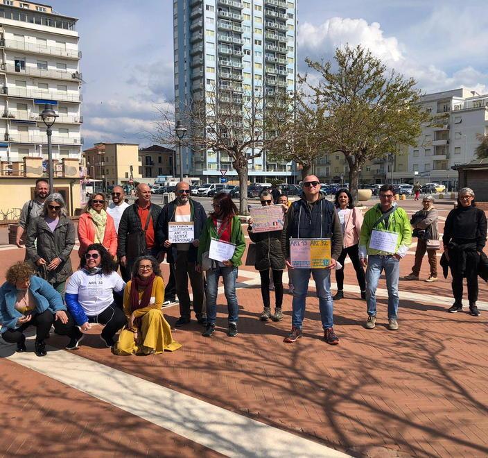 Sul lungomare per opporsi ai vaccini e al coprifuoco