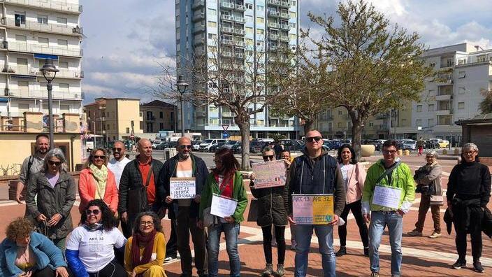 Sul lungomare per opporsi ai vaccini e al coprifuoco