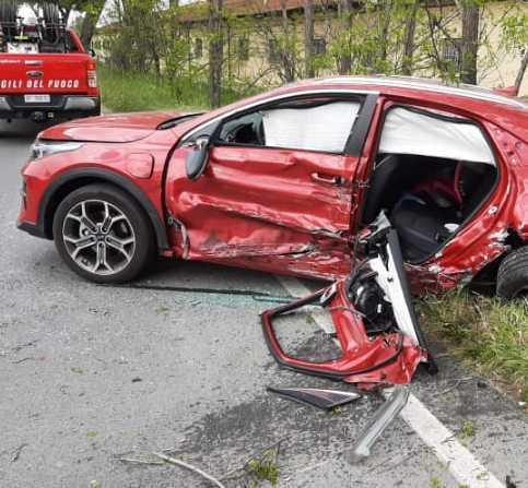 Illesa bimba di quattro anni nello schianto tra due auto 