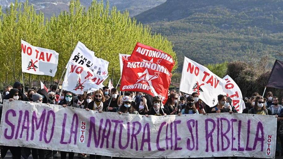 Colpita al volto antagonista del Newroz: sarà operata