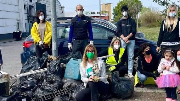 Via i rifiuti dalla pista ciclabile e da Caprona