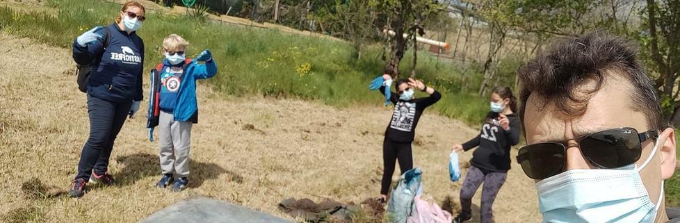 Famiglie all’opera contro la plastica abbandonata