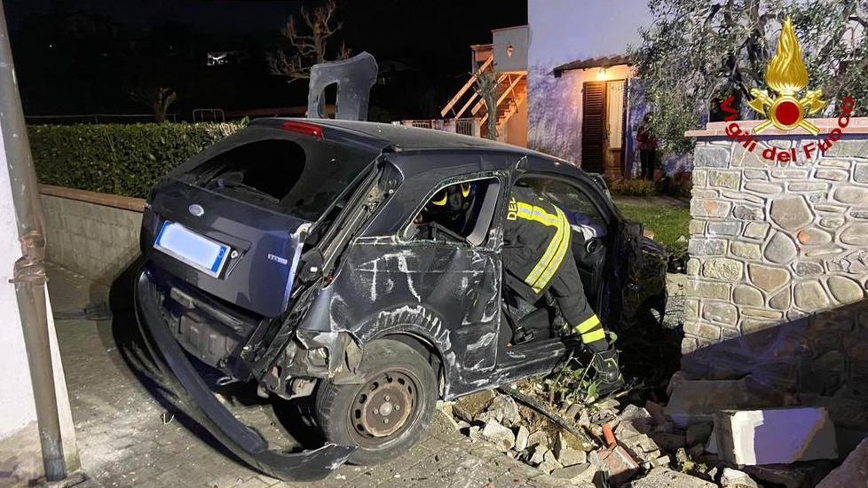 Auto contro un muro di cinta Due feriti