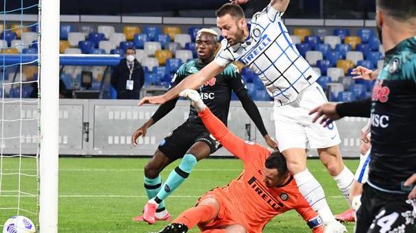 Il Napoli interrompe la striscia di vittorie dell’Inter: finisce 1-1