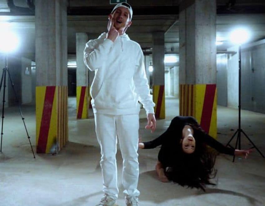 Nemesi protagonista con “Una notte sola” Freddo e Lidi deserti nel video del rapper 