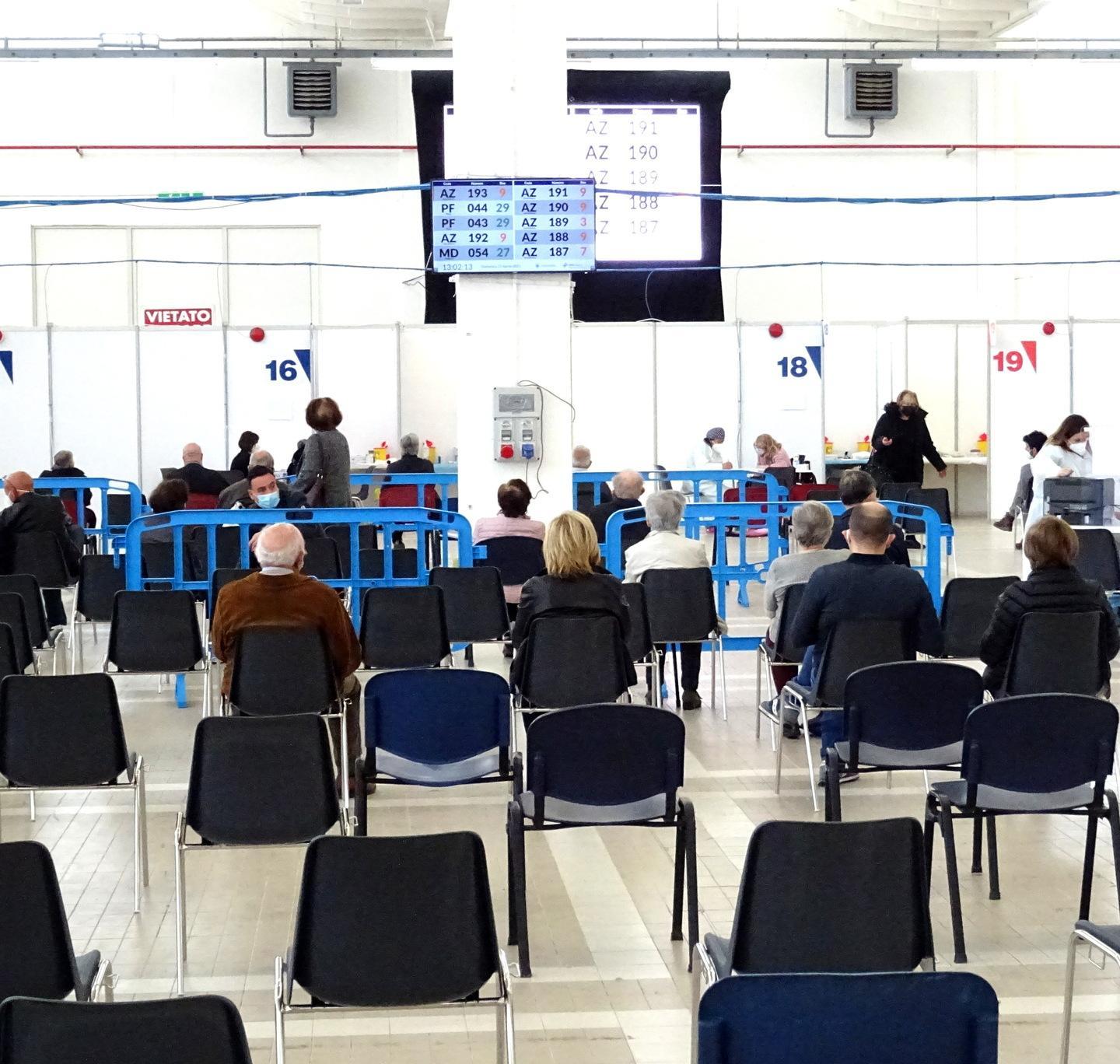 Vaccini, in arrivo nell'isola 65mila fiale: l'obbiettivo è 16mila somministrazioni al giorno 