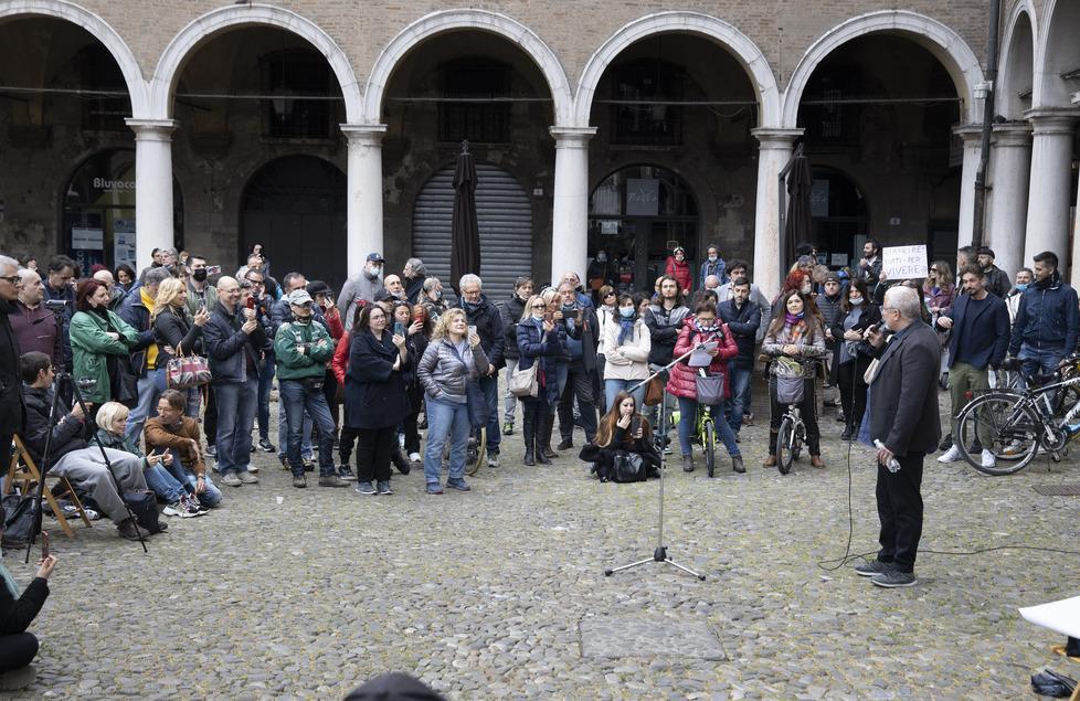 Modena Arrivano le multe ai negazionisti in piazza: 50 sanzioni dai video 