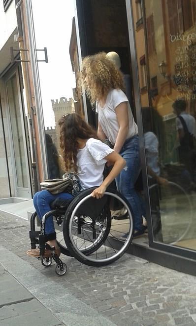 Ferrara. Barriere e ostacoli da rimuovere: l’accessibilità resta ancora un problema 