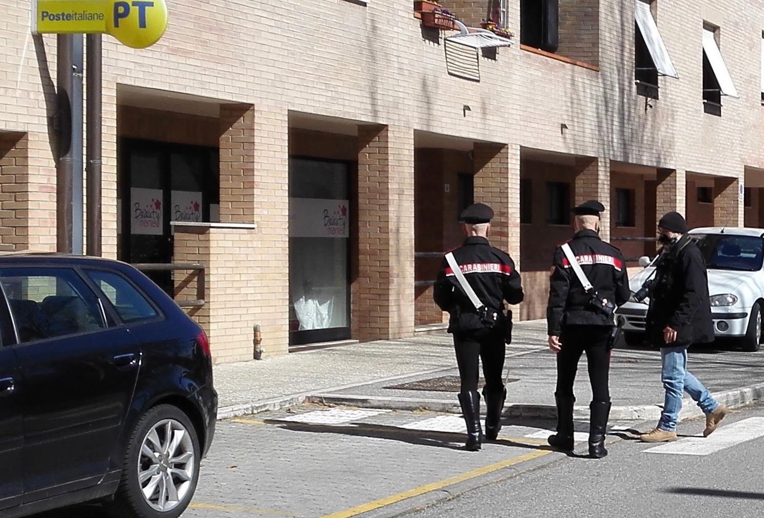 Teulada, nella borsetta rubata in un'auto trova due bancomat e li usa: denunciato