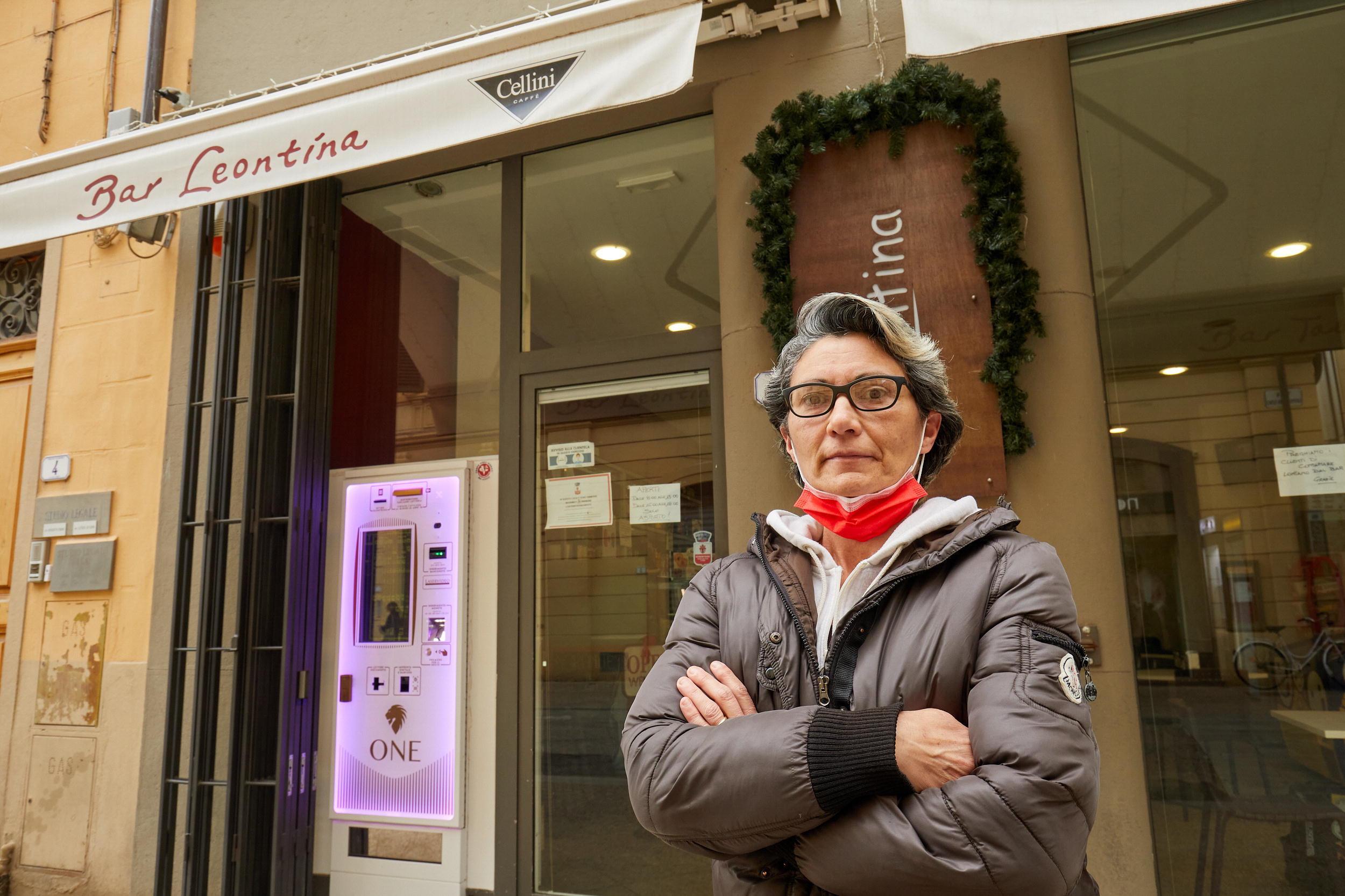 Paola Tabaglio barista del bar Leontina (foto Carlo Sestini)