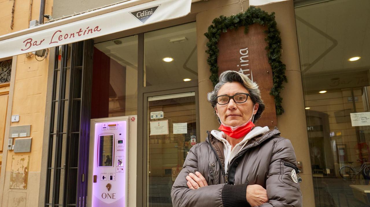 Paola Tabaglio barista del bar Leontina (foto Carlo Sestini)