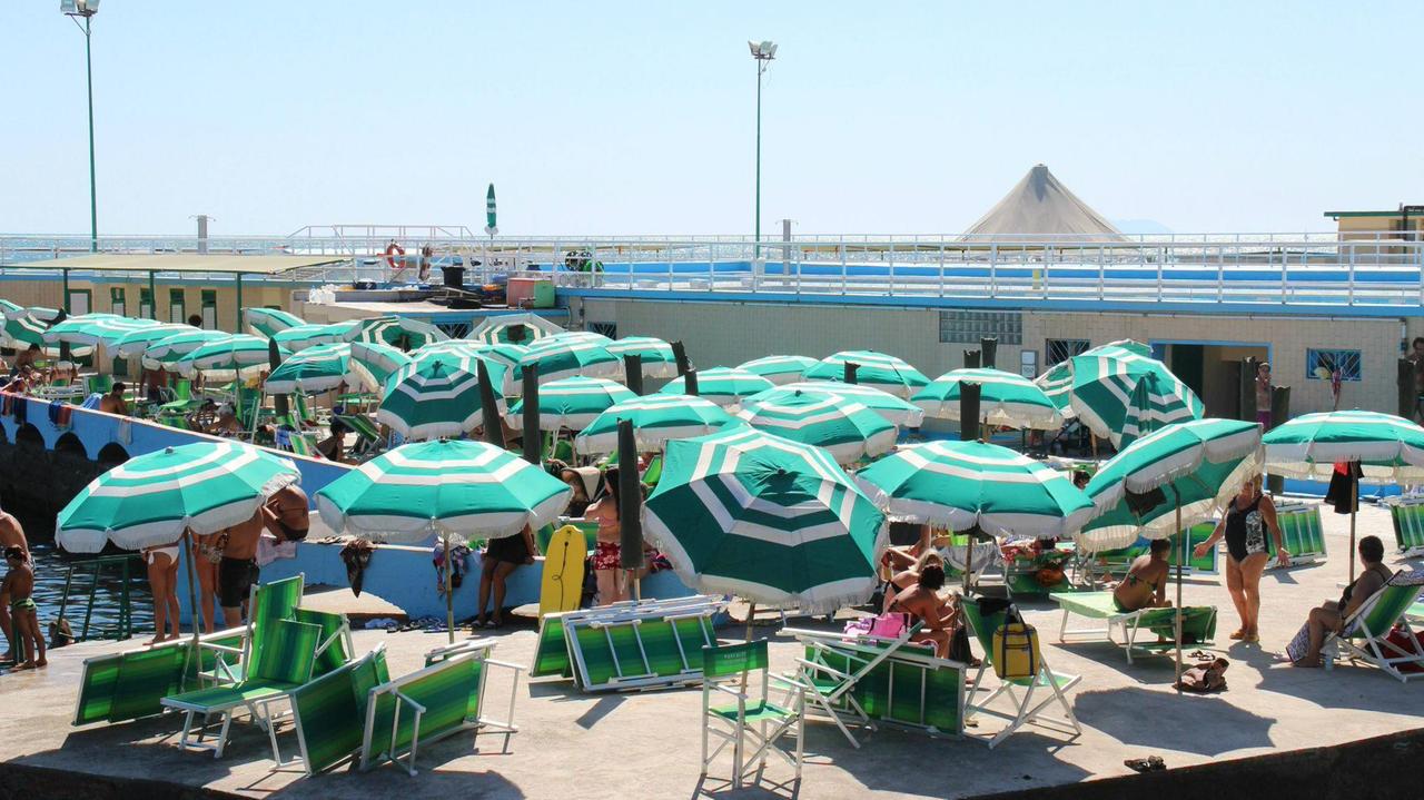 L’ombrellone ai Pancaldi costa il doppio: tra il popolo dei bagnanti scatta la protesta - I prezzi