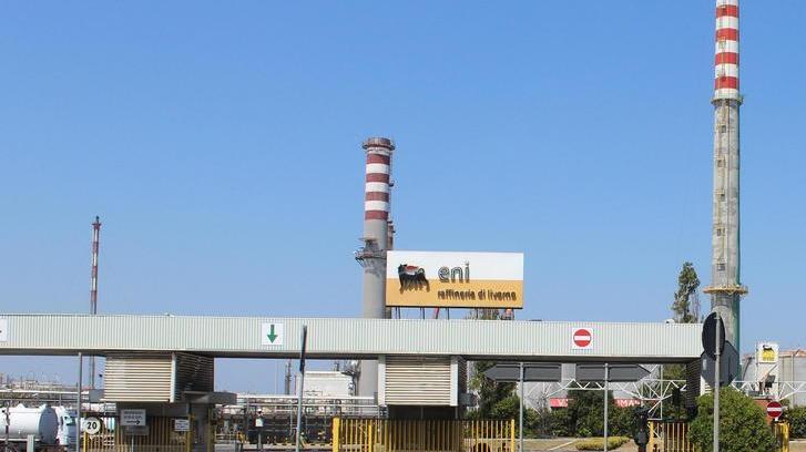 L'ingresso della raffineria Eni di Stagno (archivio Pentafoto)