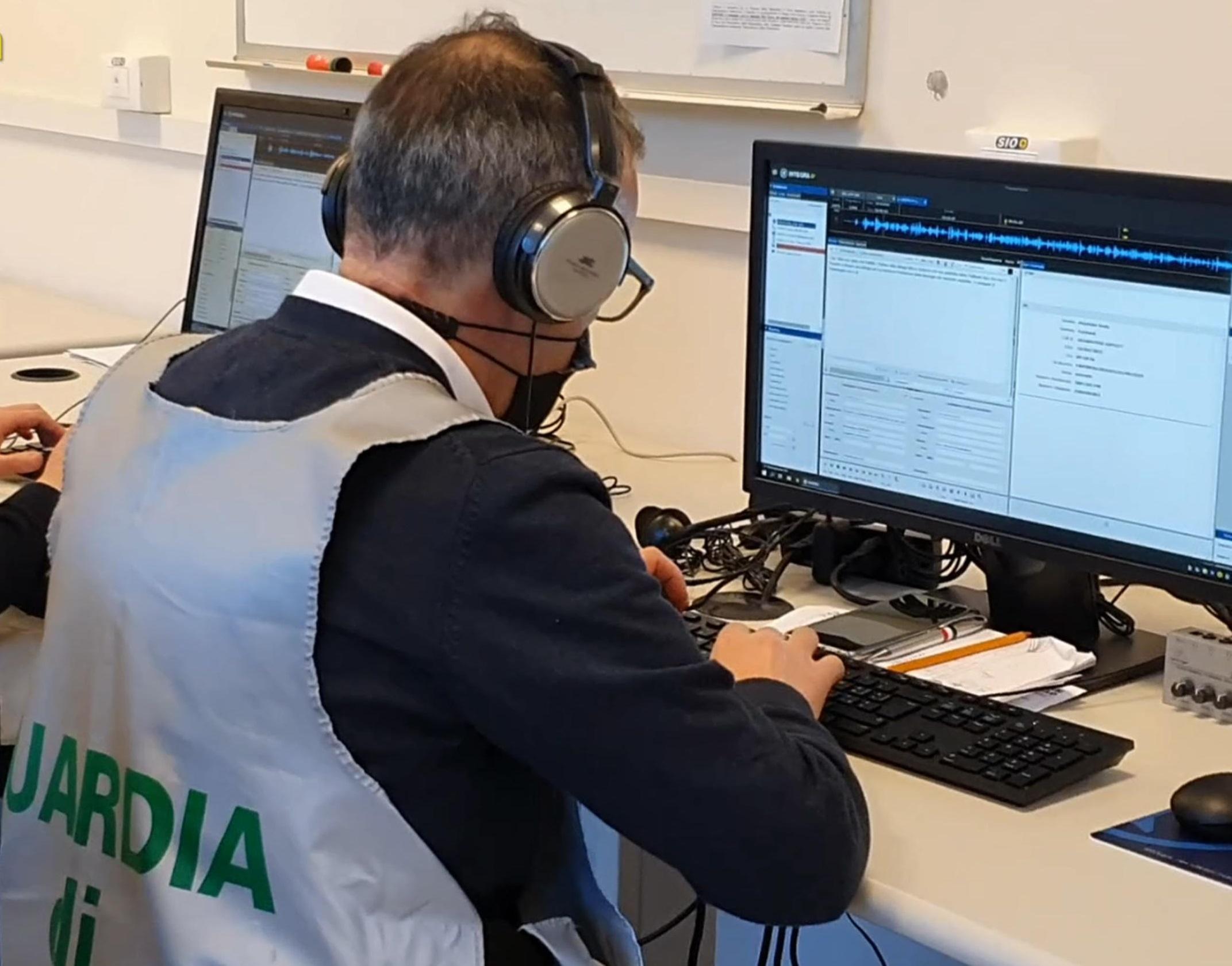 Si spaccia per colonnello della Finanza per fare colpo sui social: scoperto e denunciato