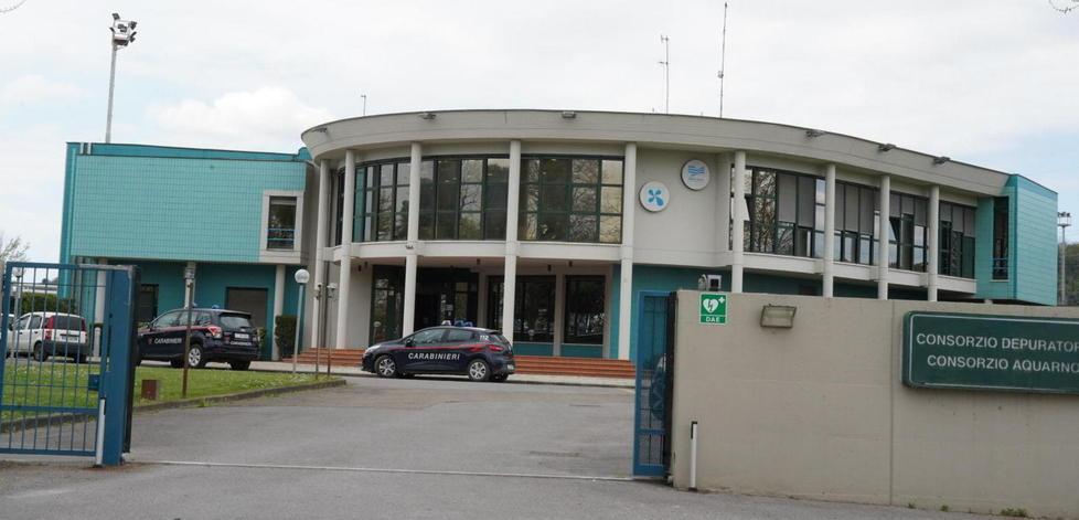 Il blitz dei carabinieri nella sede di Aquarno a Santa Croce sull’Arno