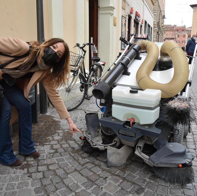 L’assessora all’ambiente Petrucci indica le spazzole della macchina Tenax (foto agenzia Bf)