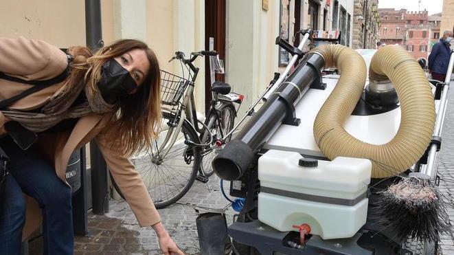 L’assessora all’ambiente Petrucci indica le spazzole della macchina Tenax (foto agenzia Bf)