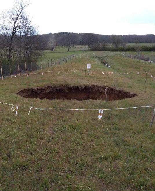 Si apre un cratere nel terreno, si cercano le cause 