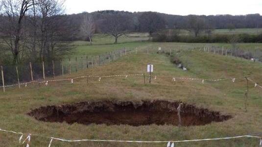 Si apre un cratere nel terreno, si cercano le cause
