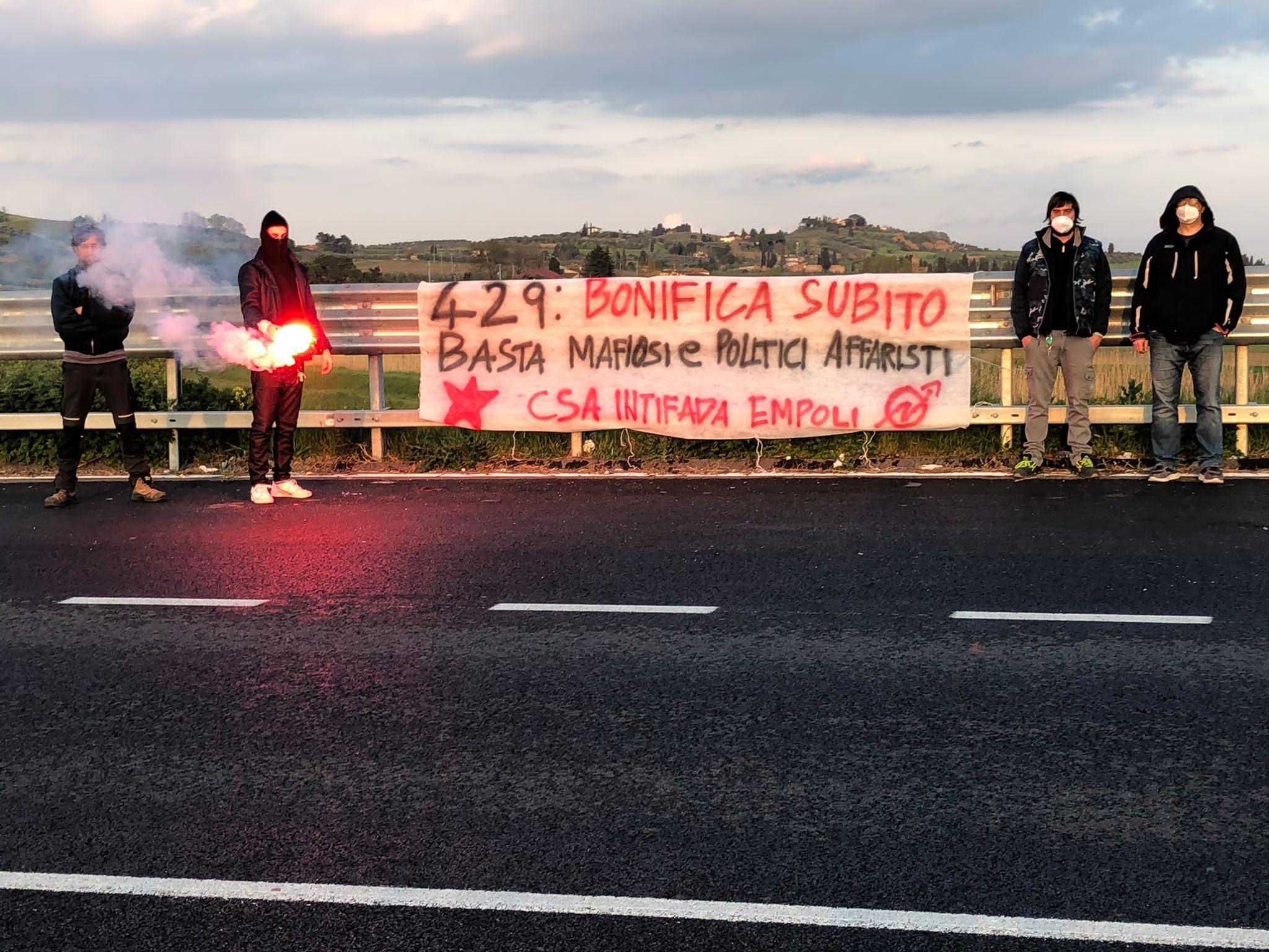 La protesta-denuncia del Csa Intifada/Comunità in Resistenza Empoli antifascista