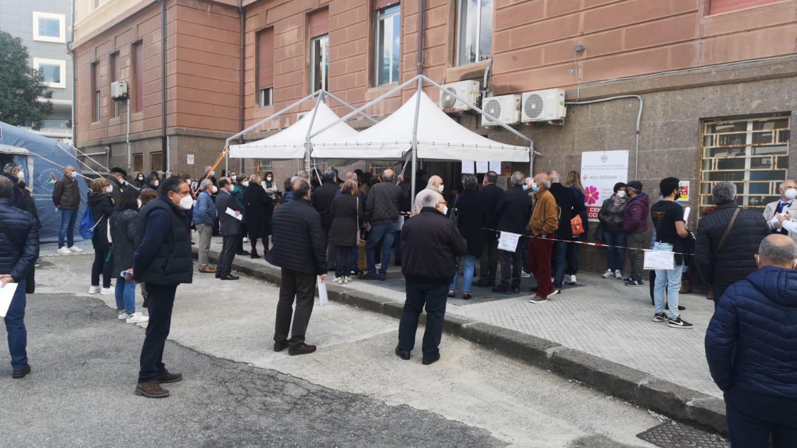 L'assembramento davanti alle Cliniche San Pietro a Sassari (foto Mauro Chessa)