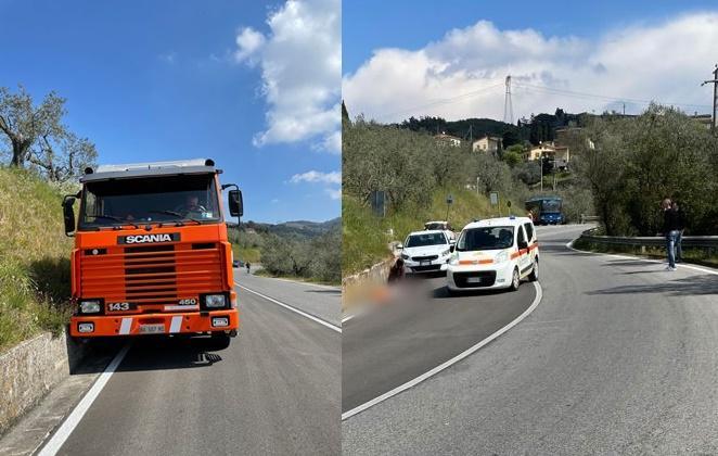 A sinistra, il camion fermo sulla strada. A destra, un'automobilista che ha assistito alla caduta tenta il messaggio cardiaco sullo sfortunato operaio