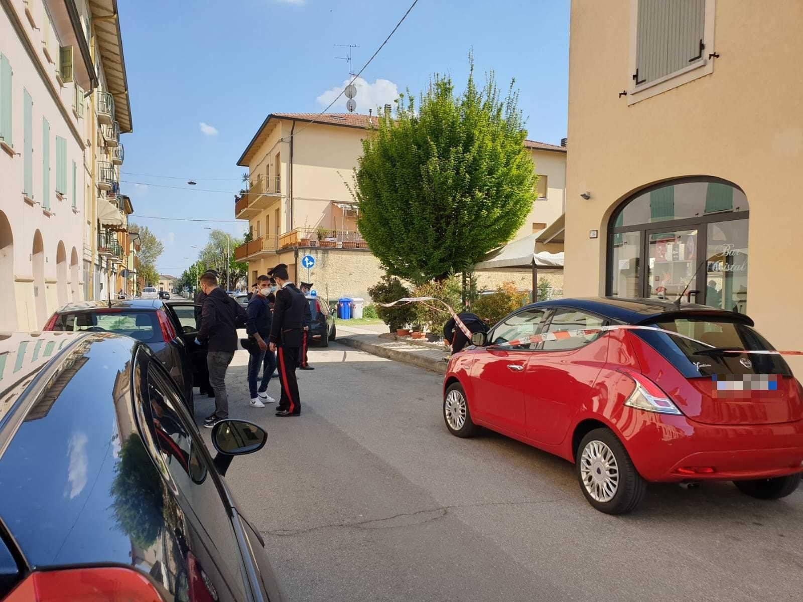 Novellara, lite e sparatoria al bar Cristal: due feriti. Caccia all'aggressore