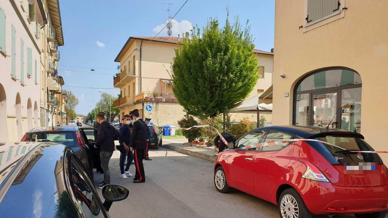 Novellara, lite e sparatoria al bar Cristal: due feriti. Caccia all'aggressore