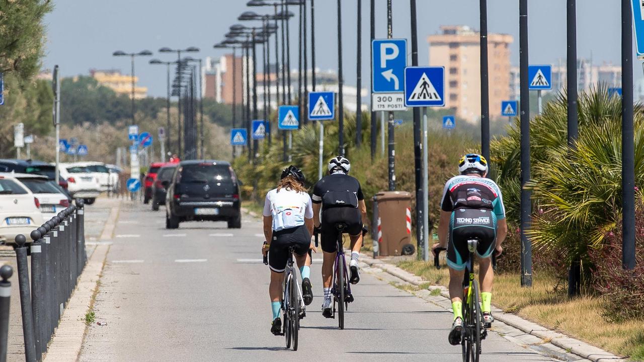 Ciclisti aggrediti per strada a pugni e schiaffi