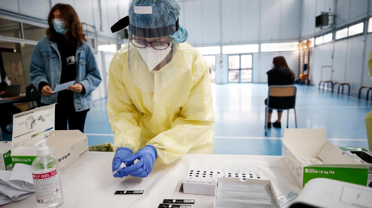 Covid, trenta positivi nel Ferrarese, calano ancora i casi attivi
