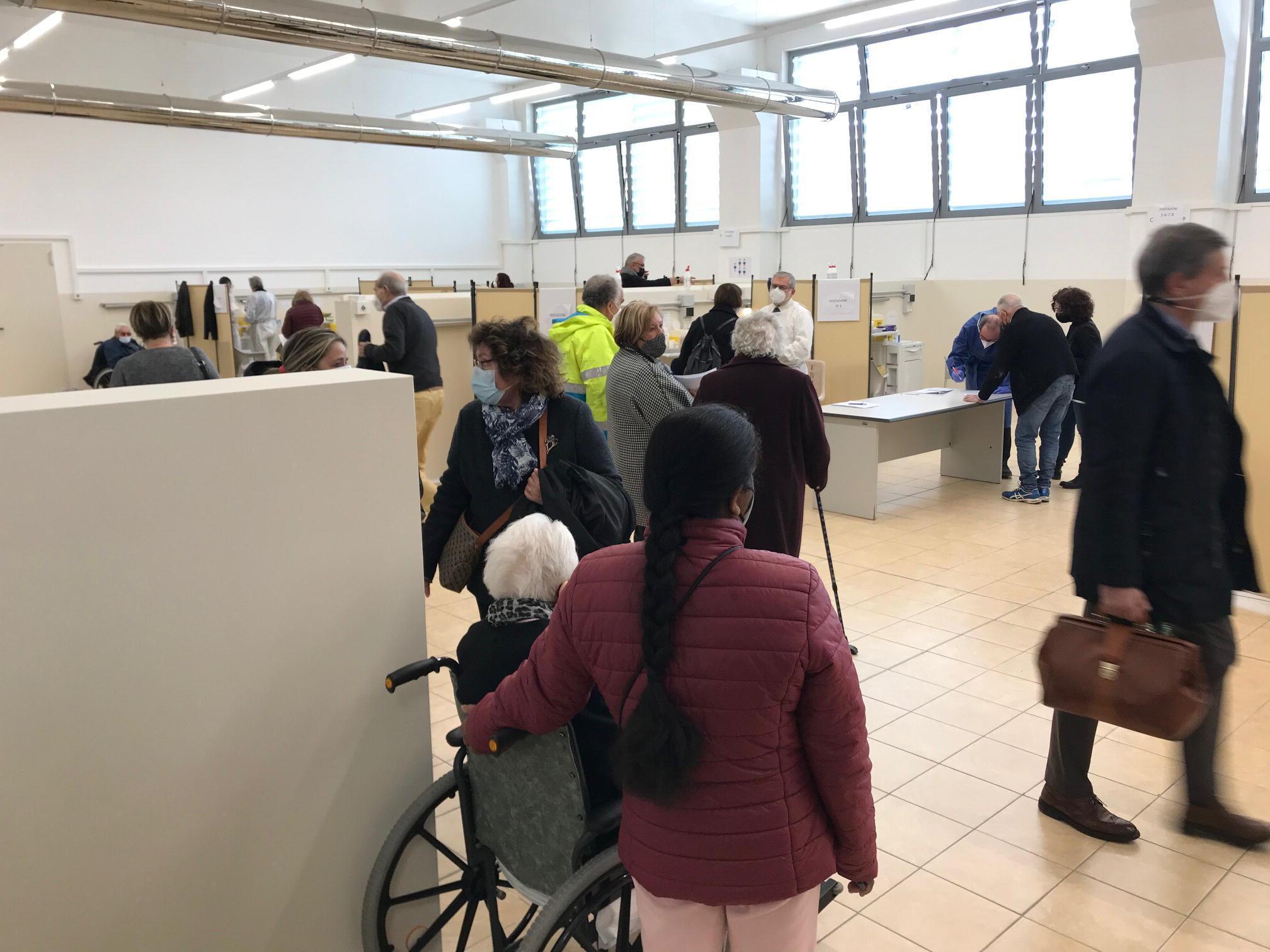 La vaccinazione degli anziani al Centro Covid Pegaso
