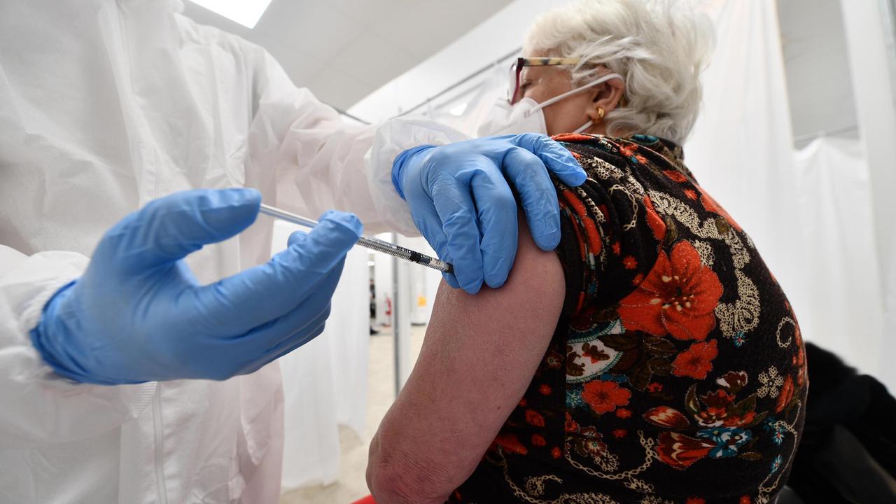 Covid, la Sardegna accelera nelle vaccinazioni