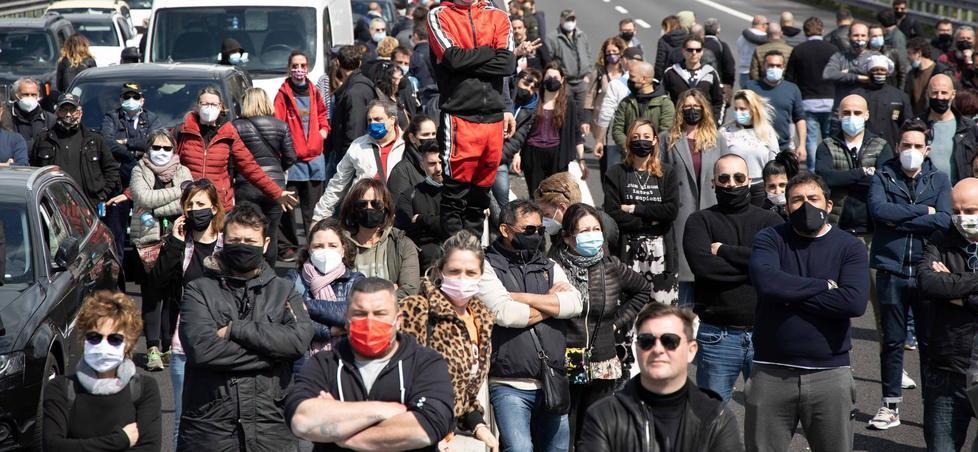 I ristoratori non si fermano e bloccano l’autostrada 