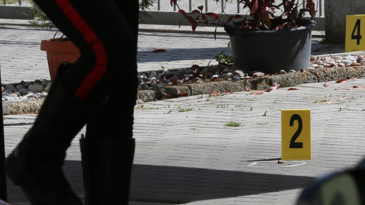 Sparatoria di Novellara, i testimoni: «C’era sangue ovunque. Lei urlava “aiutatemi”»