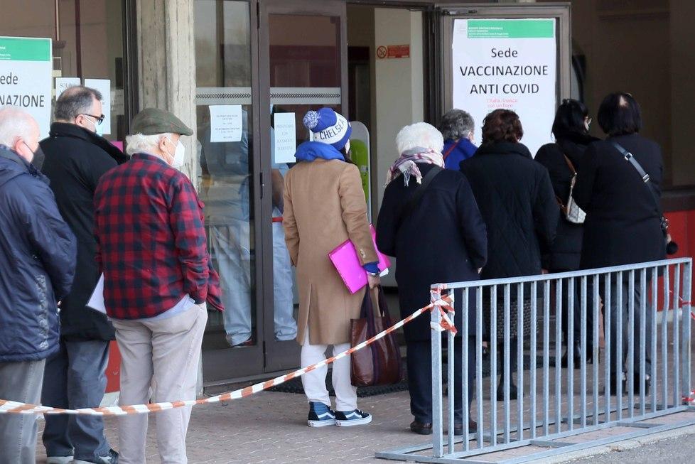 Riccardo, 78enne e invalido: «Ho la priorità per il vaccino anti Covid, ma non riescono a mettermi in lista» 