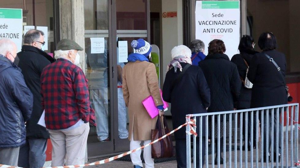 Riccardo, 78enne e invalido: «Ho la priorità per il vaccino anti Covid, ma non riescono a mettermi in lista»