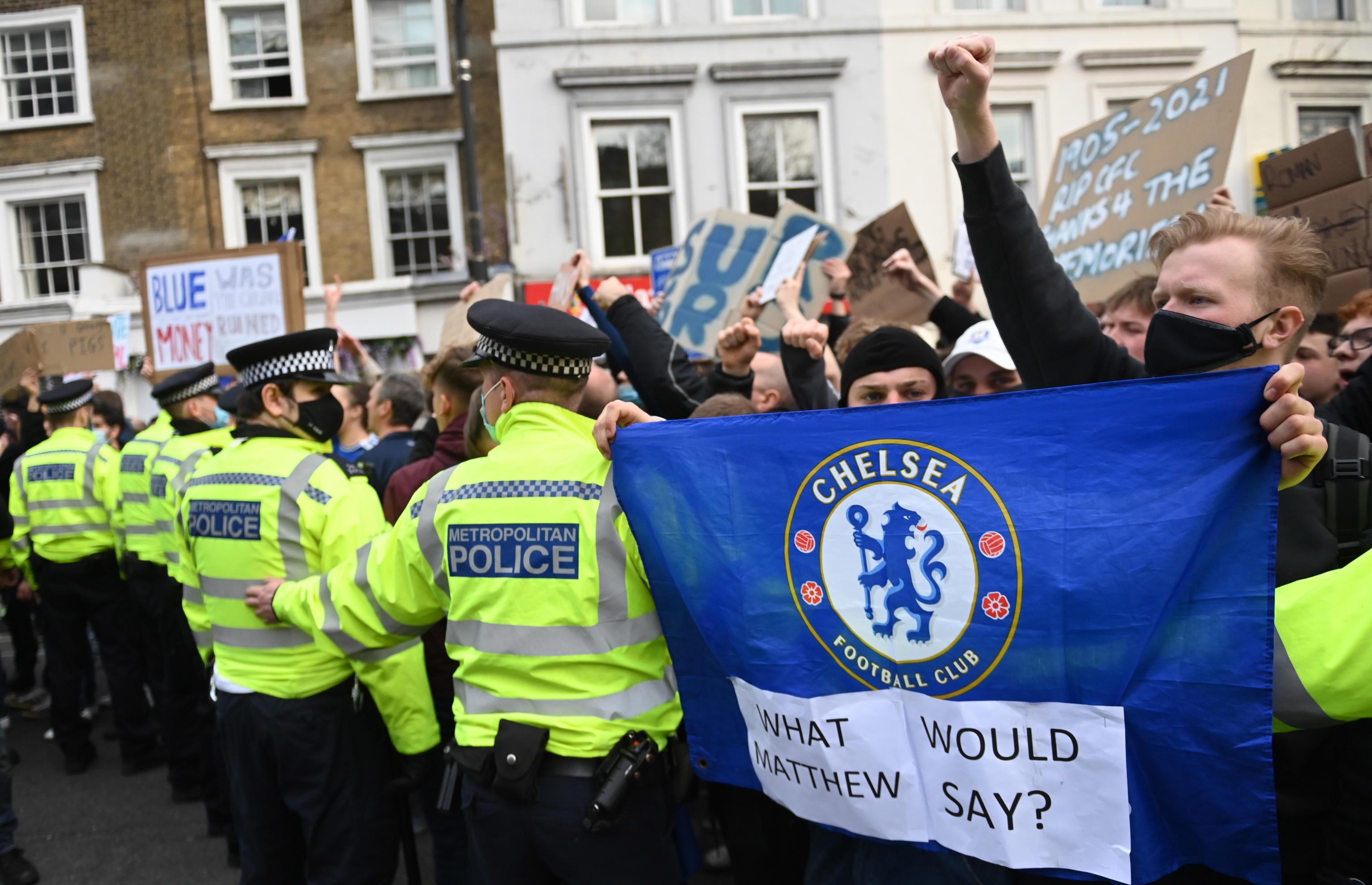 Le proteste a Londra contro il progetto Superlega
