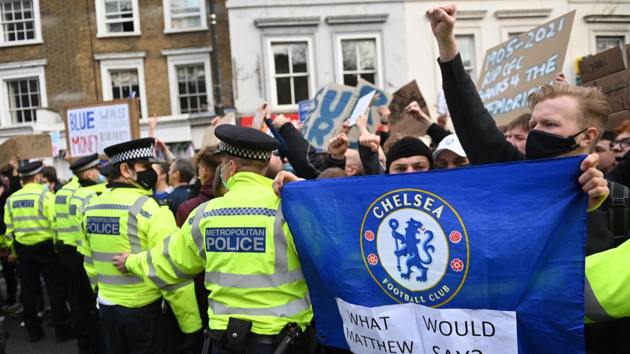 Le proteste a Londra contro il progetto Superlega