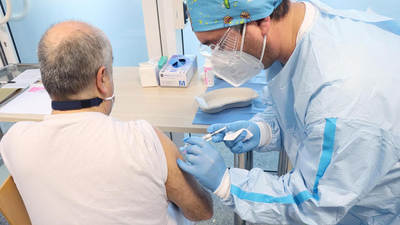 Reggio Emilia, i volontari portano gli anziani a fare il vaccino