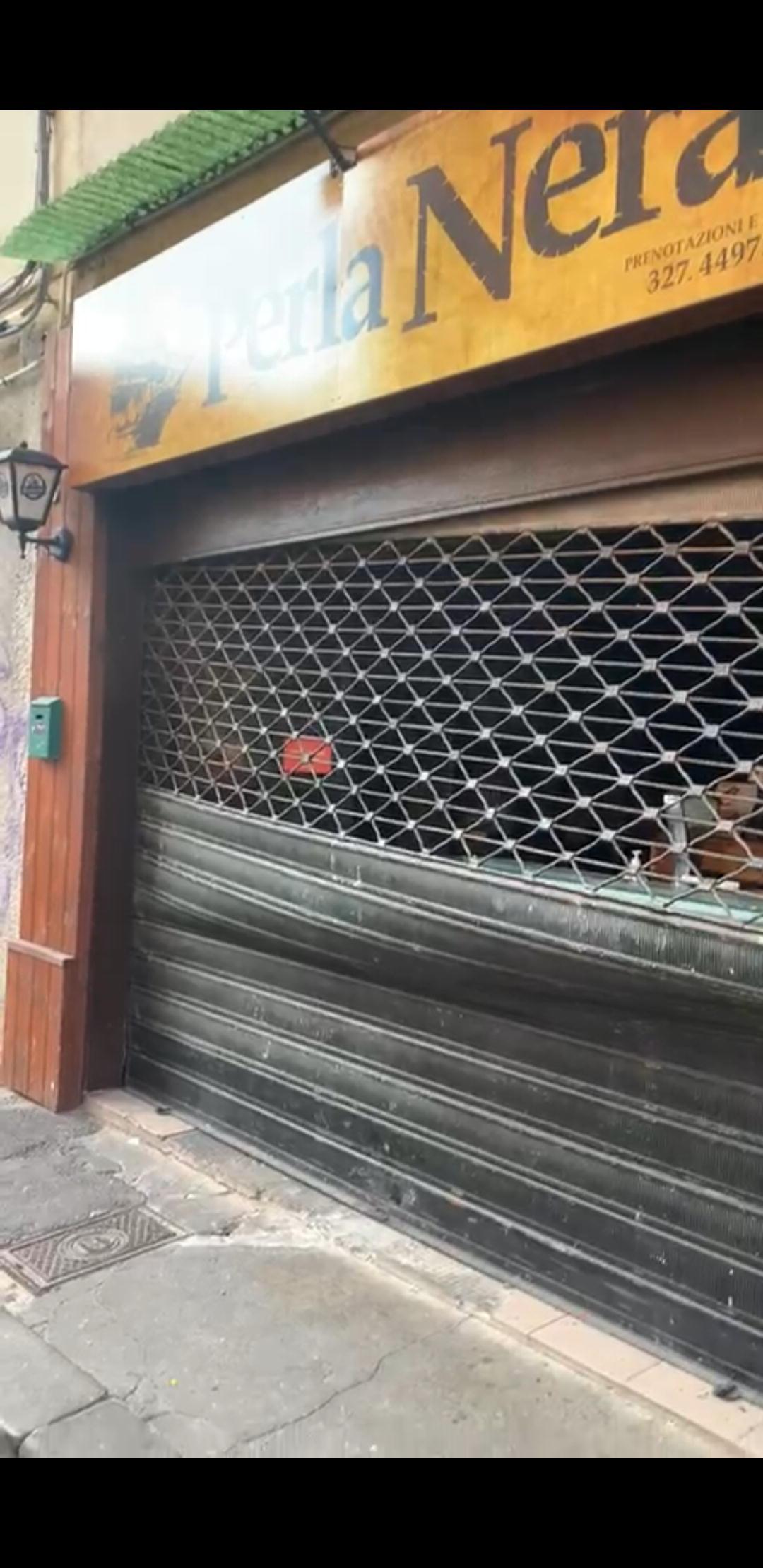 Distruggono la saracinesca per rubare alla ristopescheria: «Metterò le telecamere» 