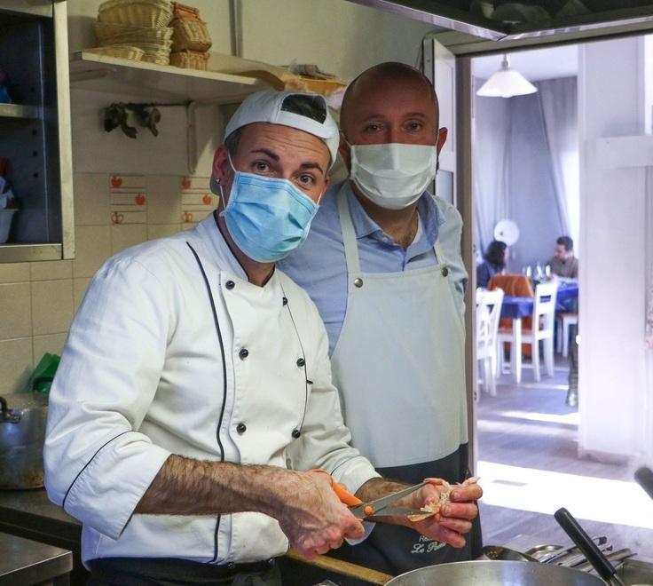 La richiesta: tavoli fuori per tutti, anche per chi non ha il suolo pubblico 