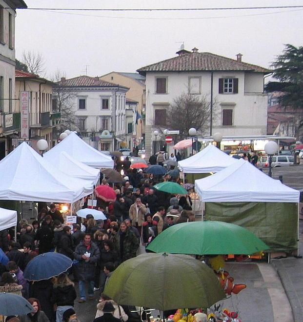 Spazi pubblici gratuiti per aprire all’esterno negozi, bar e ristoranti